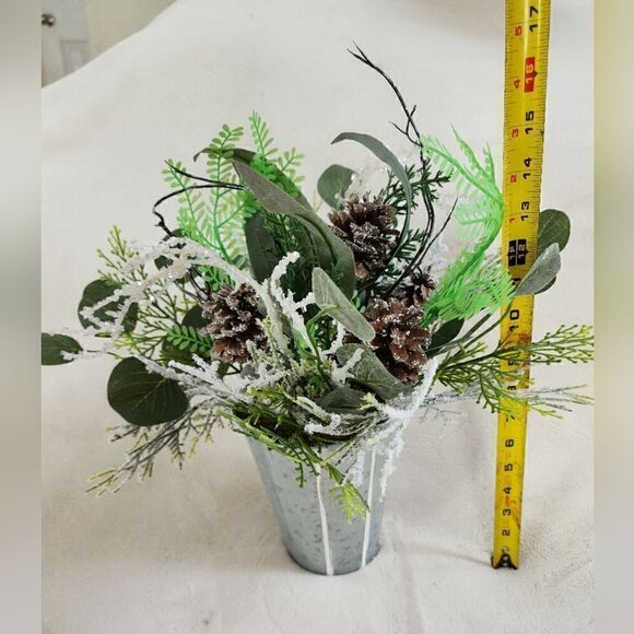 New Christmas Floral Arrangement   - Picture 5 of 5